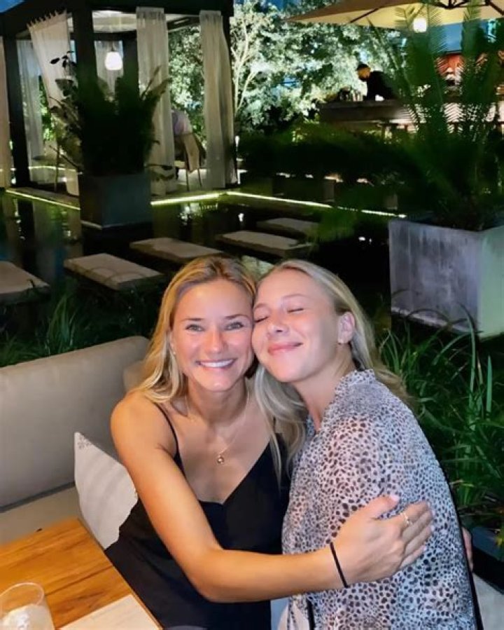 Meet her sister Maria Egee |