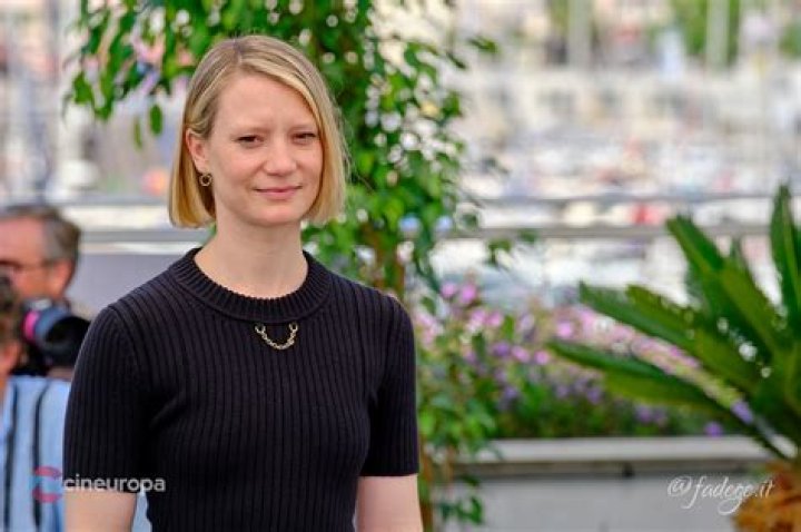 Unlocking Mia Wasikowska's Salary Secrets In Alice In Wonderland